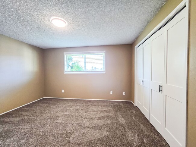 Building Photo - Remodeled Unit in Duplex