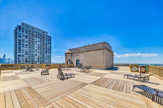 Sundeck - 2000 N Lincoln Park W