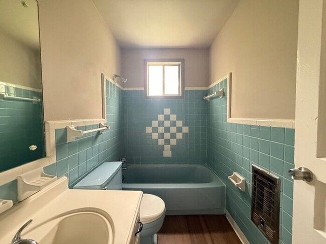 Building Photo - FOR RENT - 2 Bed Duplex in Madison! Large yard! Pets allowed!