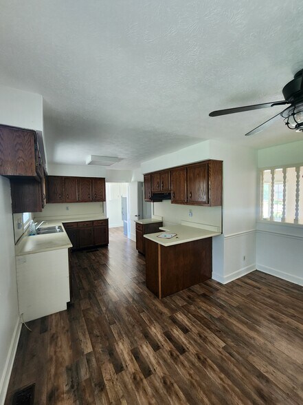 Building Photo - 145 Montgomery Ct