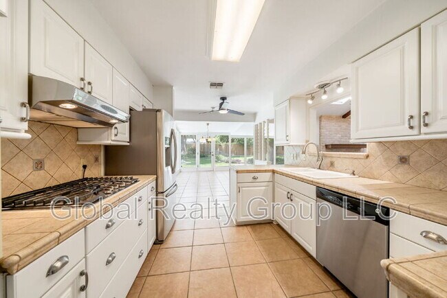 Building Photo - 425 Crestwood Dr