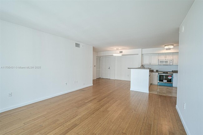 Building Photo - 1155 Brickell Bay Dr