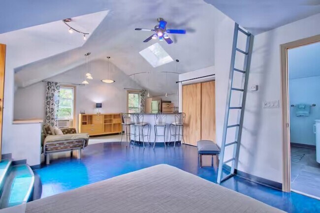 Building Photo - Unique Carriage House in Historic Congress...