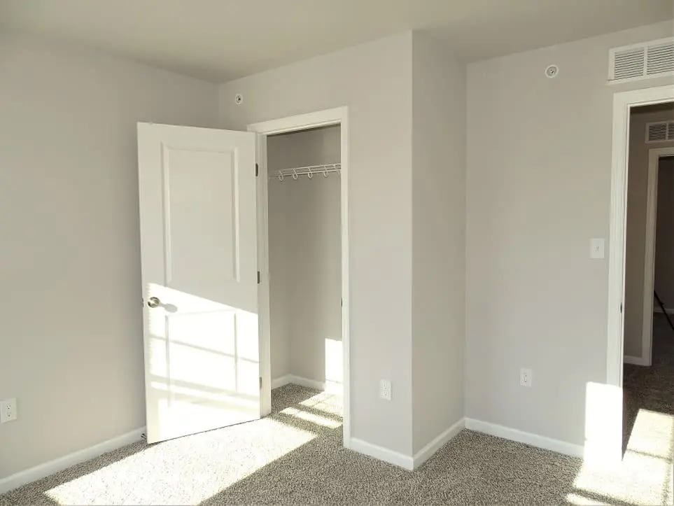 Building Photo - 10 Cobblestone Ct