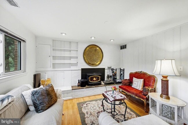 Building Photo - 6306 Beachway Dr
