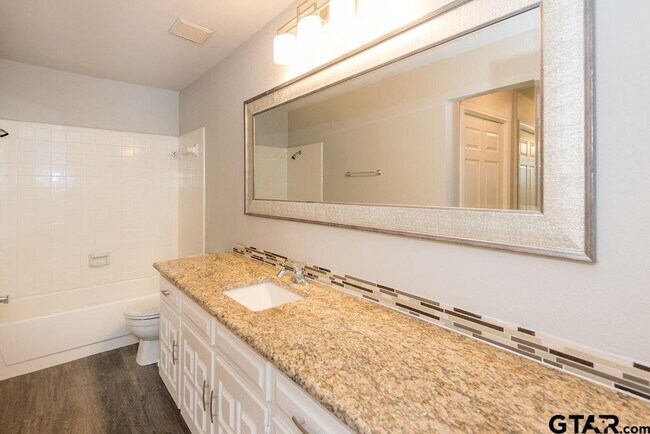 Building Photo - 5811 Hollytree Dr