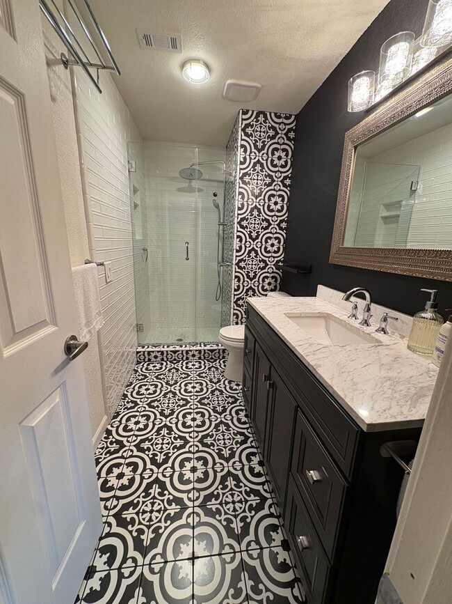 Building Photo - Updated 2bed/2full bath home in Pocket