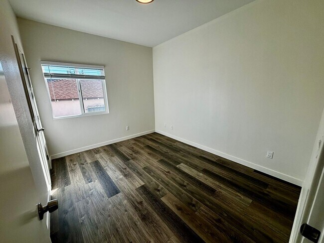Building Photo - Newly Renovated 1 Bed/1 Bath