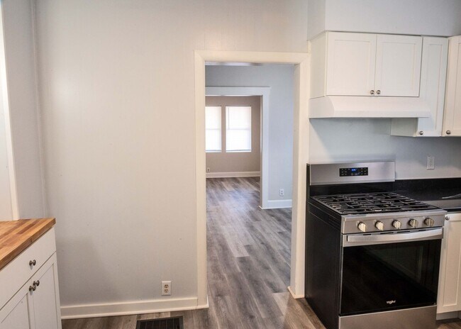 Building Photo - Remodeled 3 Bedroom 1 Bath home Ready for ...