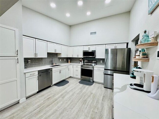 Building Photo - 3216 S Lakeview Cir