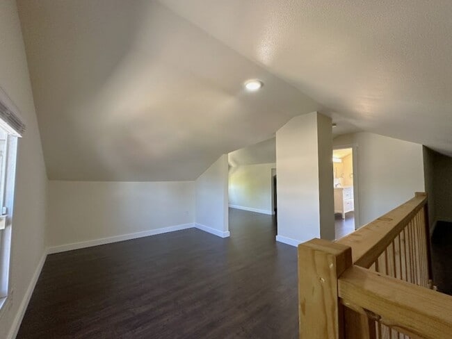 Building Photo - Gorgeous mature home with loads of charm o...