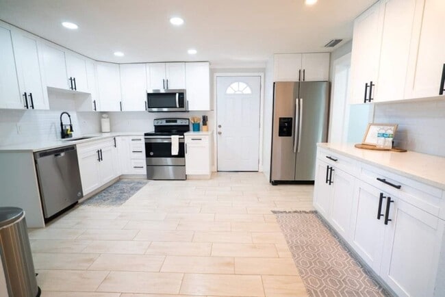 Building Photo - Fully Renovated Home Near Busch Gardens