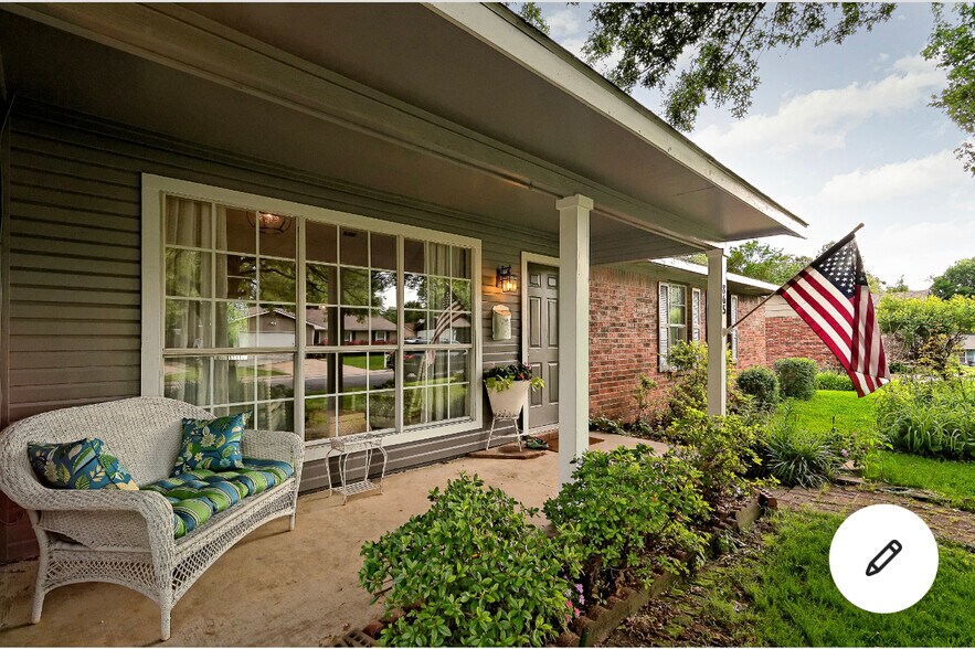 Building Photo - 865 W Lorena Ln