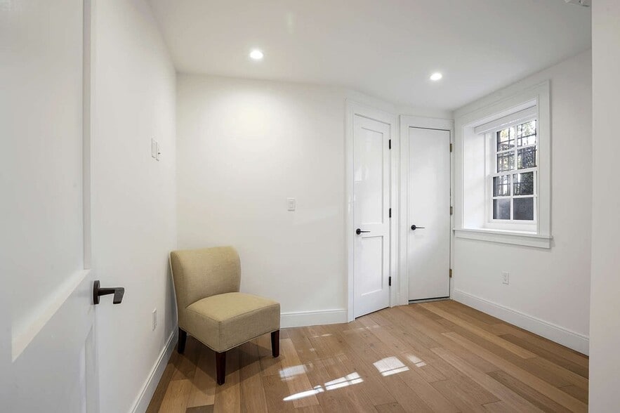 Building Photo - 49 Beacon St