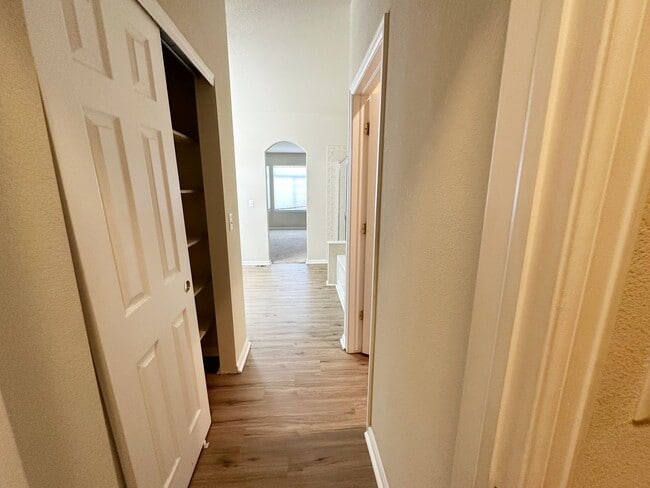 Building Photo - Bright, Spacious 2-Bedroom Home in Aurora with Room to Grow