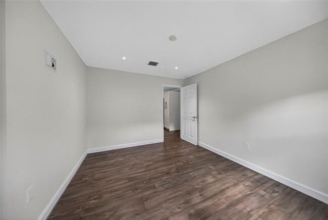 Building Photo - 324 NE 34th St