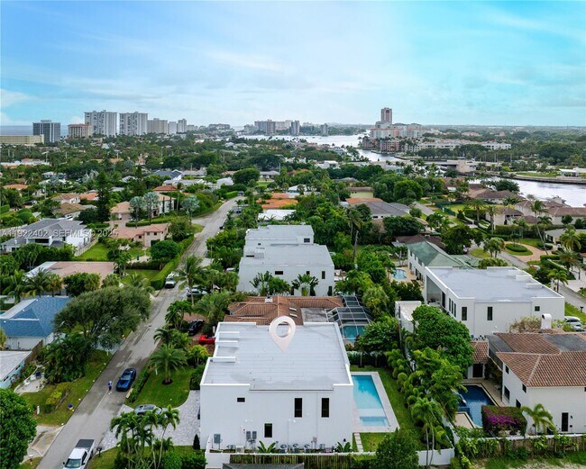 Building Photo - 333 NE Spanish Ct