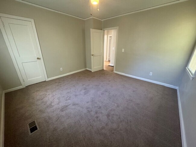 Building Photo - 245 Beechwood Cir
