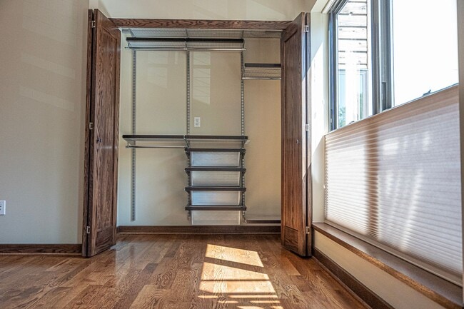 Building Photo - 4 bed / 4.5 bath flat in South Plaza overlooking UMKC and Brookside Blvd