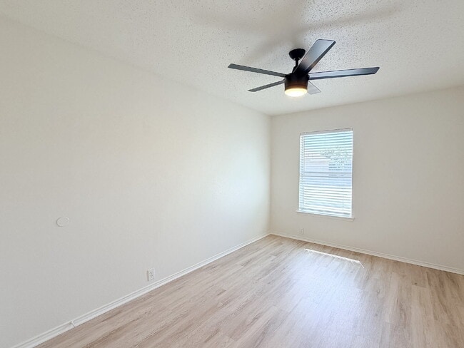 Building Photo - 4-Bedroom, 2.5-Bath, 2 Story Home in Fort Worth!