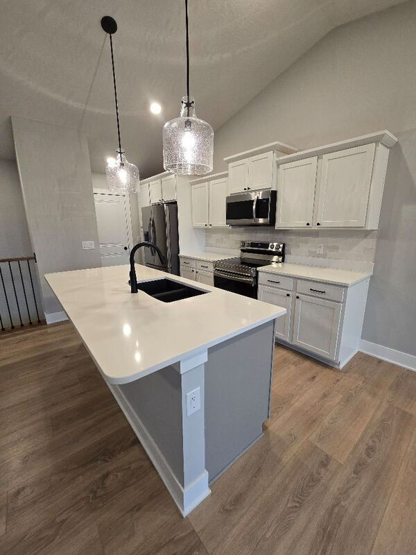 Building Photo - 300 SE Red Fern Dr
