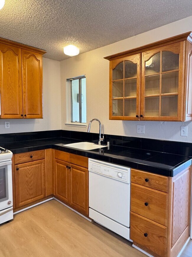 Building Photo - Welcome to this updated 3 bedroom condo with laminate vinyl plank flooring