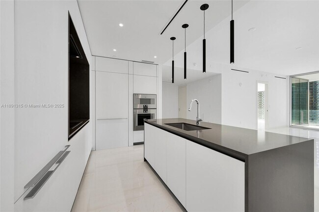 Building Photo - 300 Biscayne Blvd Way