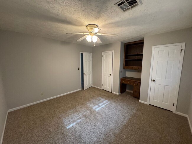 Building Photo - Large FOUR bedroom in Brentwood