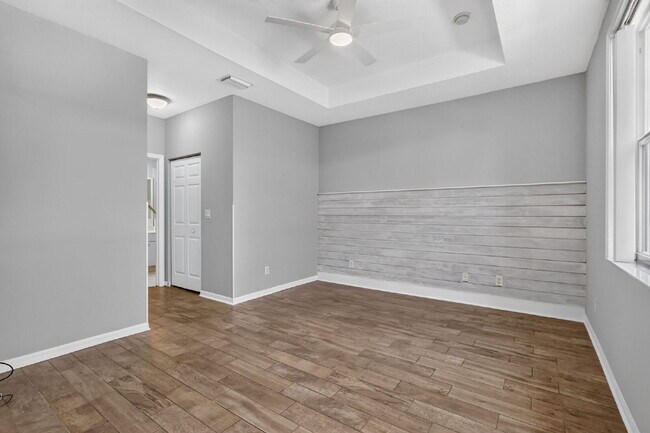 Building Photo - "Charming 2 Bed plus Den, 2-Bath Townhouse with 1500 Sq Ft of Comfort in Greenacres!"
