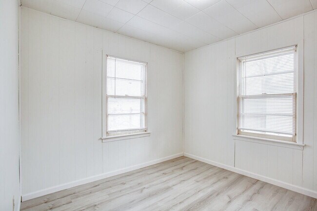 Building Photo - 2604 2nd Pl