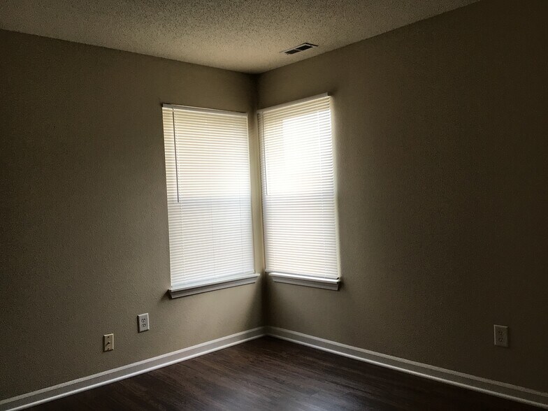 Building Photo - 6036 Draycott Dr