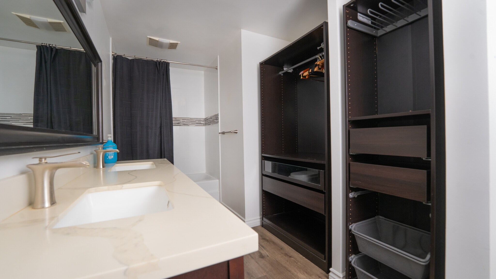 Building Photo - 102 Scholz Plz