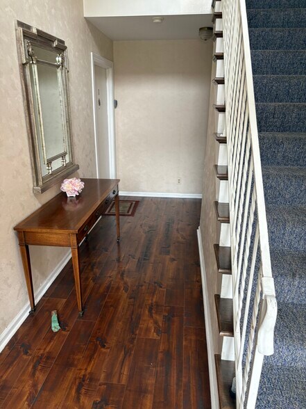 Spacious foyer just inside entrance - 6518 Montero Dr