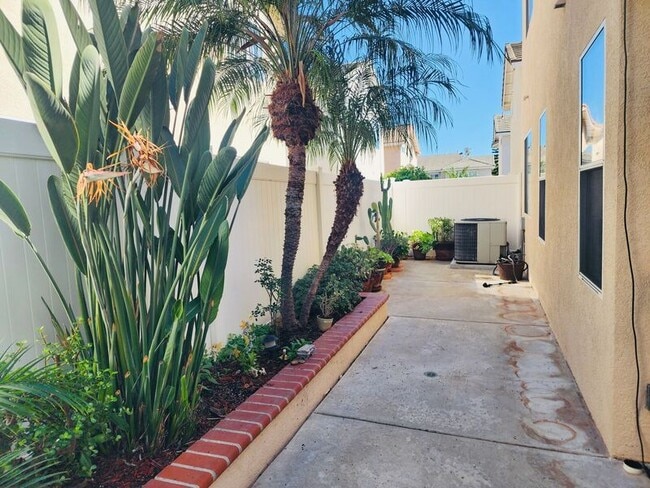 Building Photo - 5 Andaluz