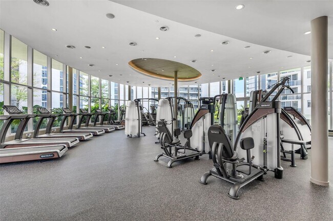 Building Photo - 700 NE 24th St