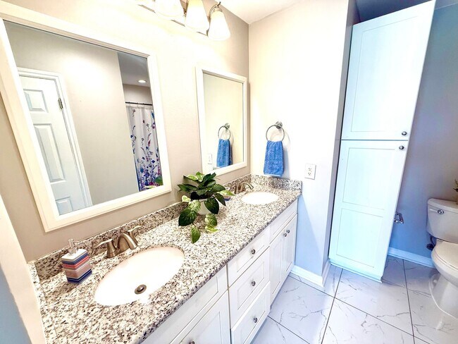 Building Photo - Stylish, Spacious & In a Prime Baton Rouge...