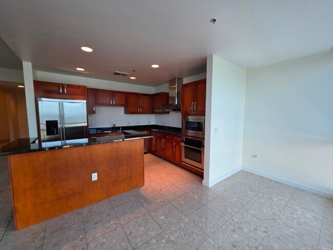 Building Photo - Fantastice High Rise with Full City Views!