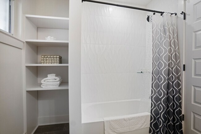 Building Photo - 2234 Edgemore Dr SE