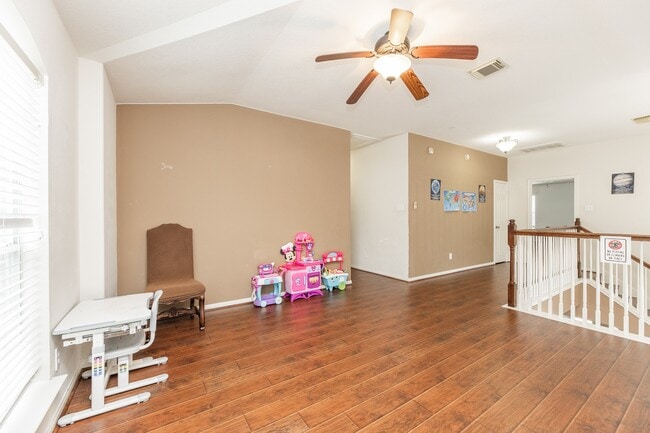 Building Photo - 6451 Applewood Forest Dr