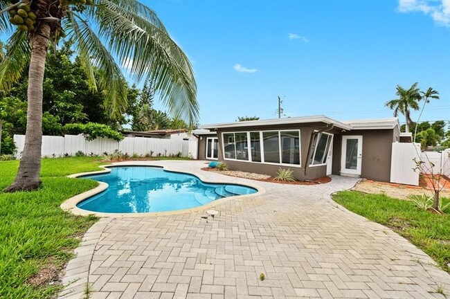 Building Photo - 121 Almar Dr