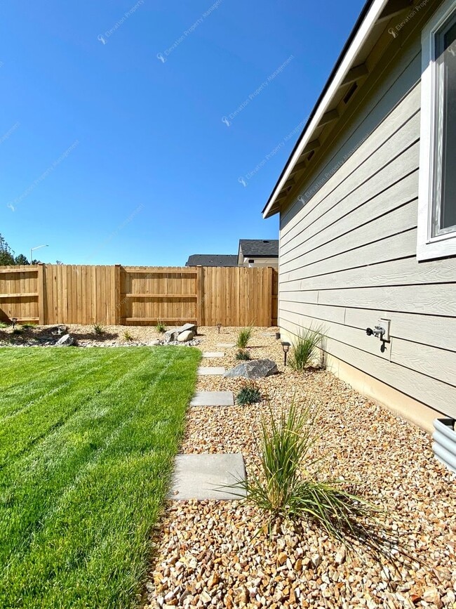 Building Photo - Modern Comfort in Northwest Redmond