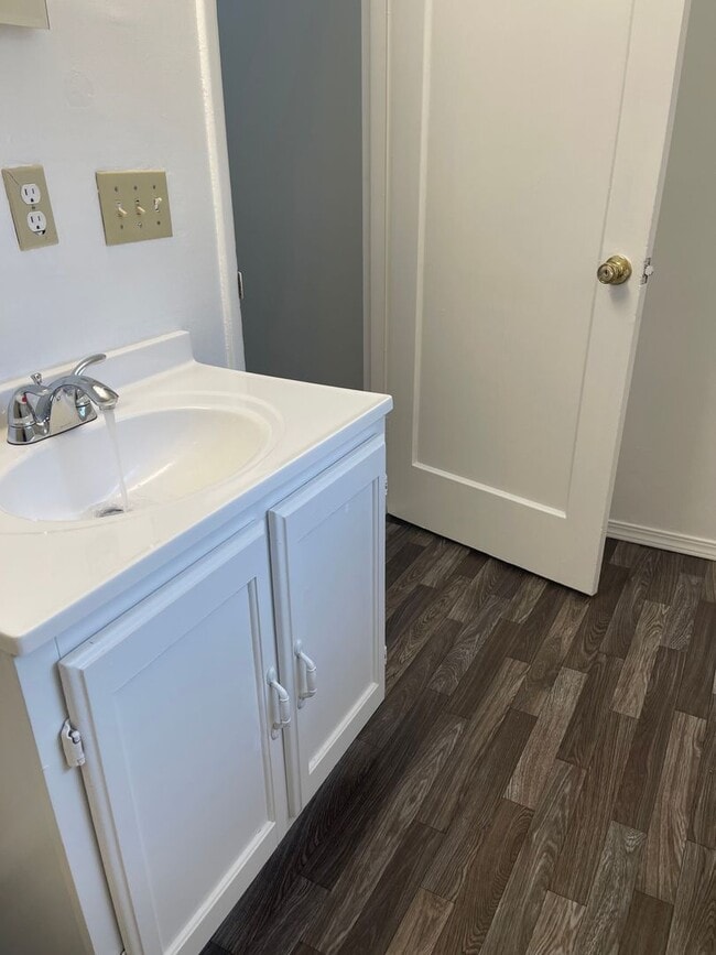 Building Photo - Nice and Bright Rambler near Downtown Kirkland