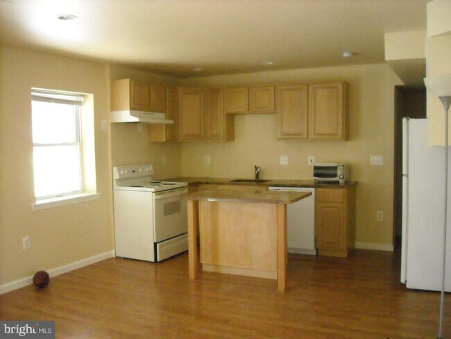 Building Photo - 5615 Minoso Dr