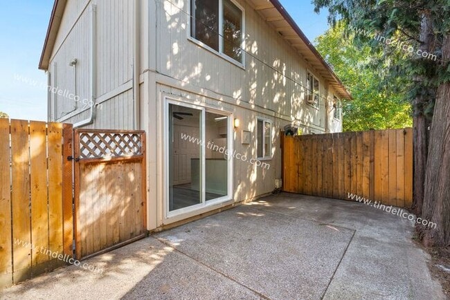 Building Photo - Renovated 2 bedroom townhouse in Piedmont
