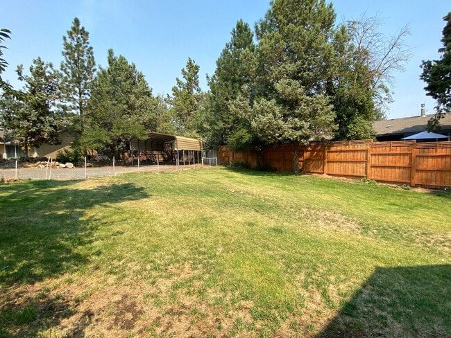 Building Photo - A Rare Find: Expansive NE Bend Home with E...