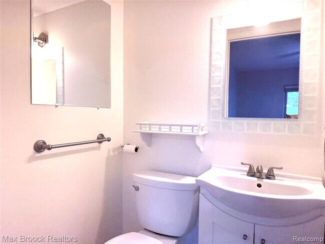 Building Photo - 1245 Derby Rd