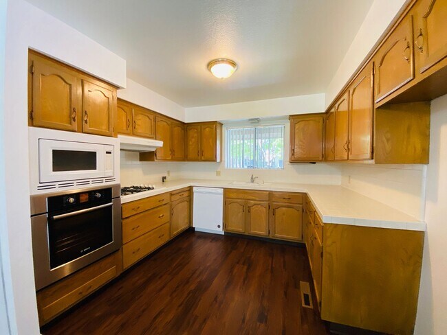 Building Photo - $2,395 Herndon & First, Spacious 4 Bedroom...