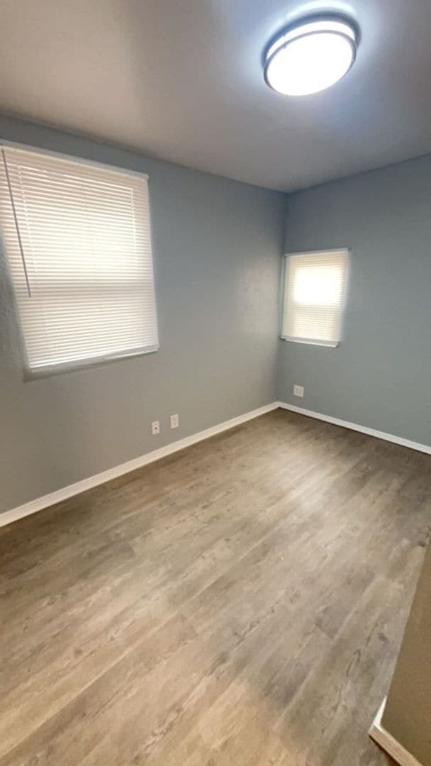 Building Photo - 512 W Oak Ave