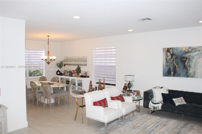 Building Photo - 2568 Jardin Pl