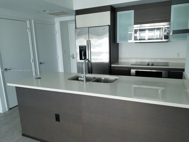 Building Photo - 500 Brickell Ave